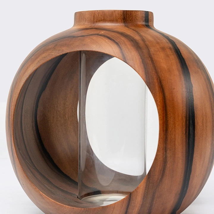 Rotating view highlighting the vase's features.