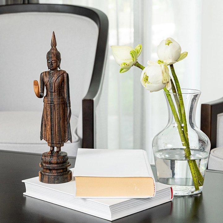 Rotating view highlighting the sculpture's features.