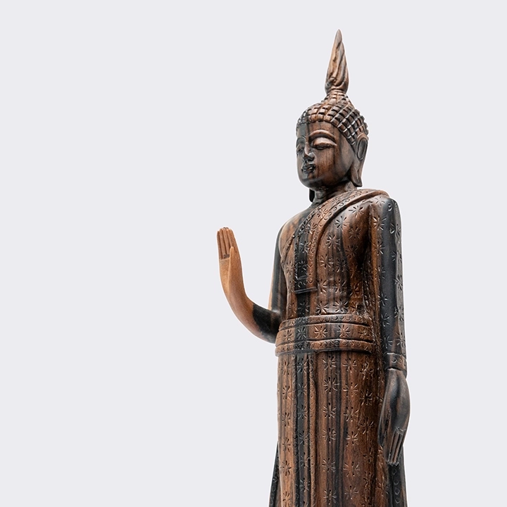 Rotating view highlighting the sculpture's features.