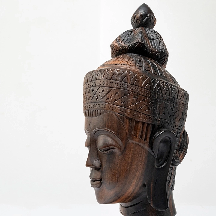 Rotating view highlighting the buddha sculpture's features