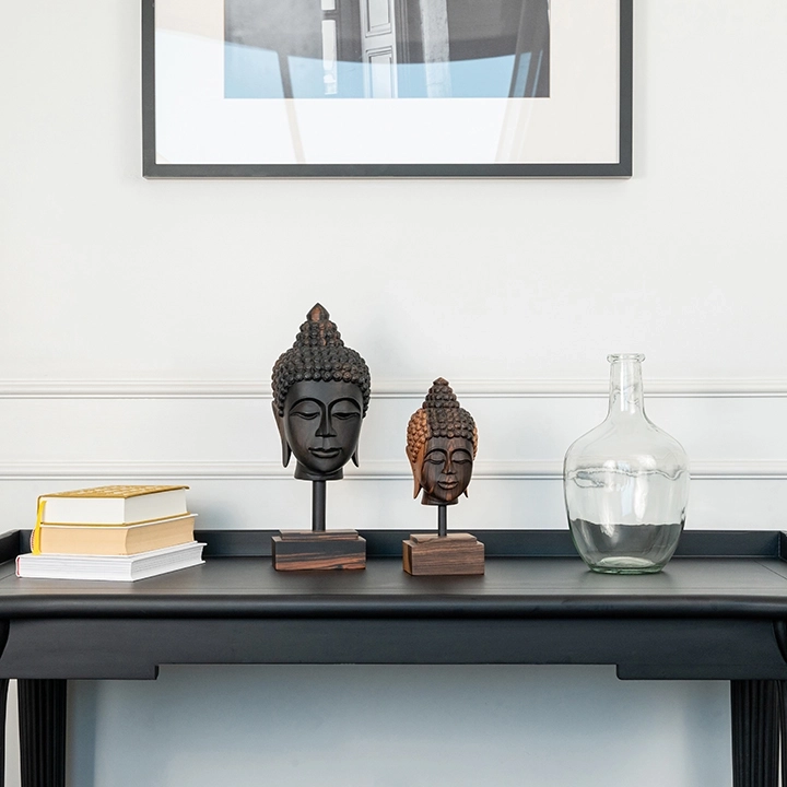 Rotating view highlighting the sculpture's feature