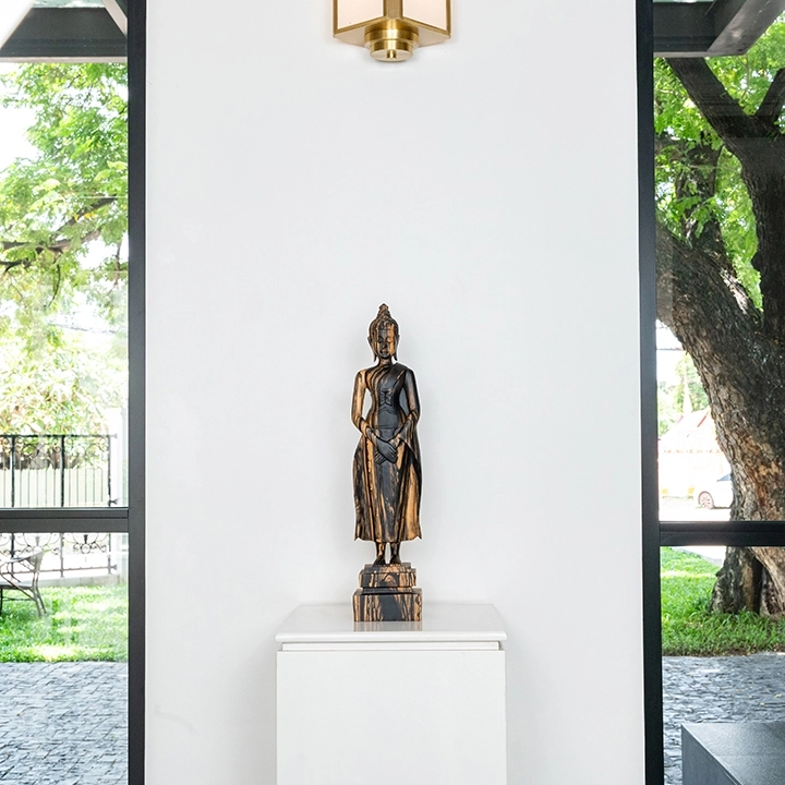 Rotating view highlighting the sculpture's features