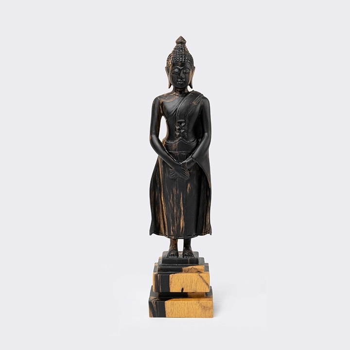 Rotating view highlighting the sculpture's features