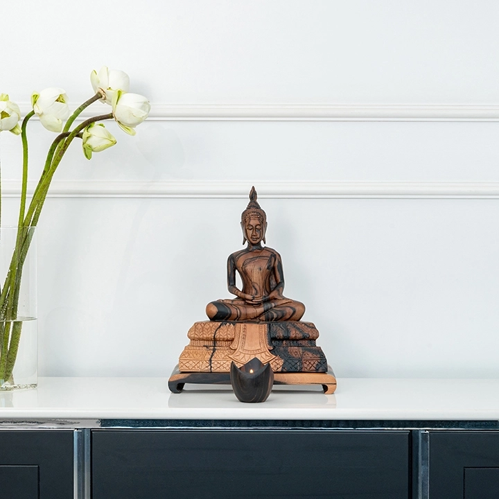 Rotating view highlighting the buddha sculpture's features.