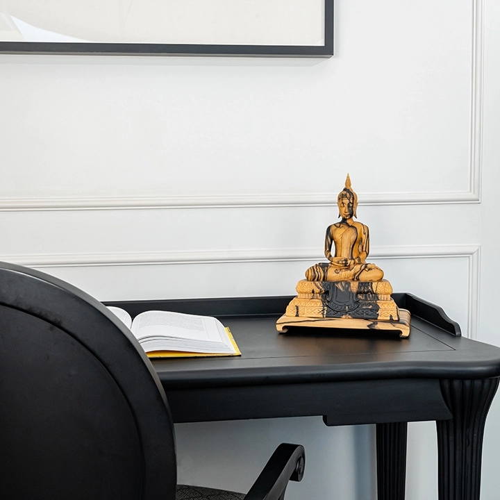 Rotating view highlighting the buddha sculpture's features.