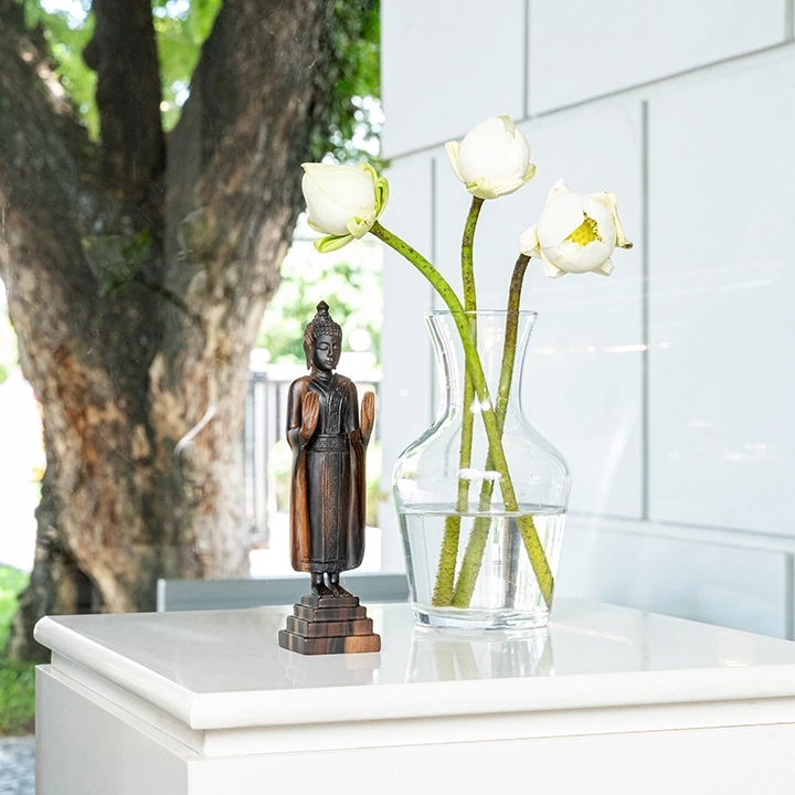 Rotating view highlighting the Buddha sculpture's features.