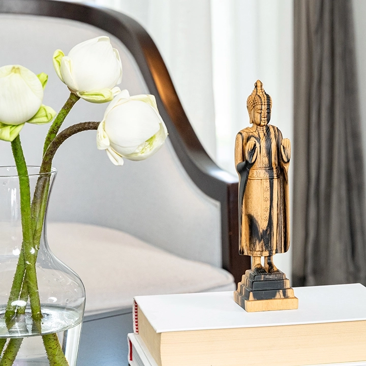 Rotating view highlighting the Buddha sculpture's features.