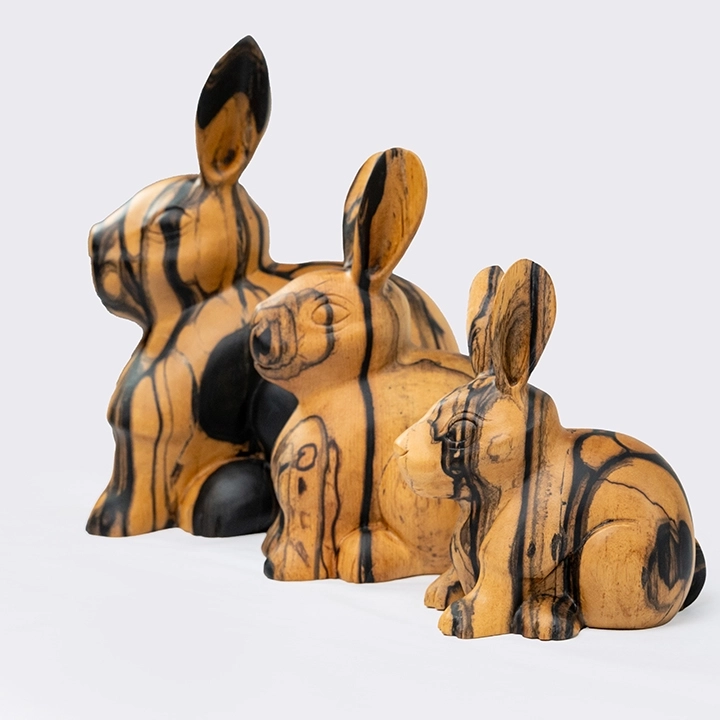 Rotating view highlighting the sculpture's features