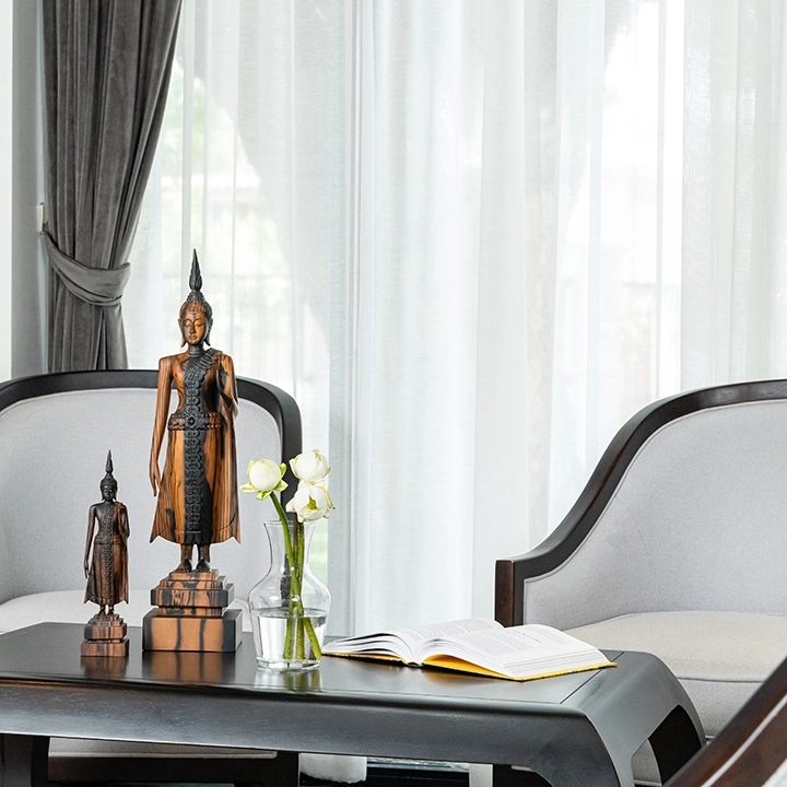 Rotating view highlighting the buddha sculpture's features