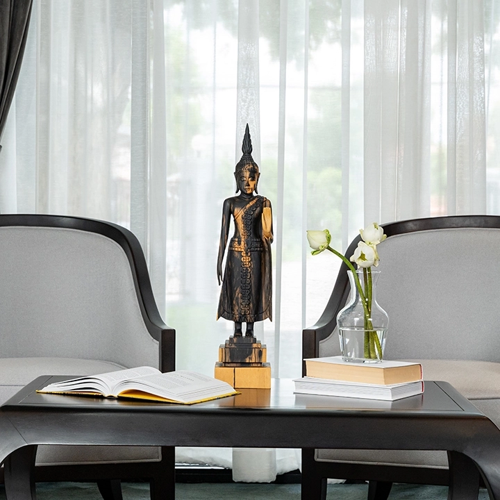 Rotating view highlighting the buddha sculpture's features