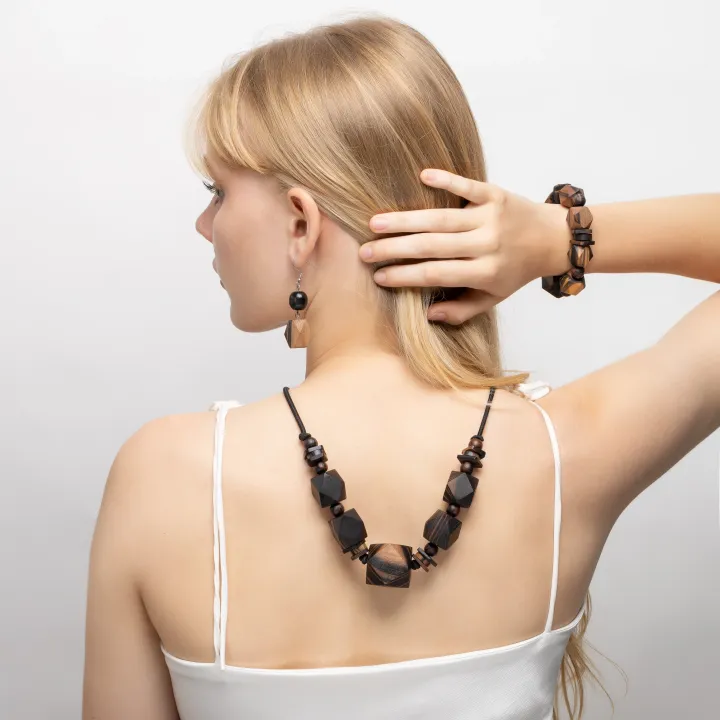 Image showcasing the necklace in use 