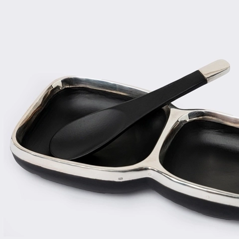 Close-up view of the tray's details.