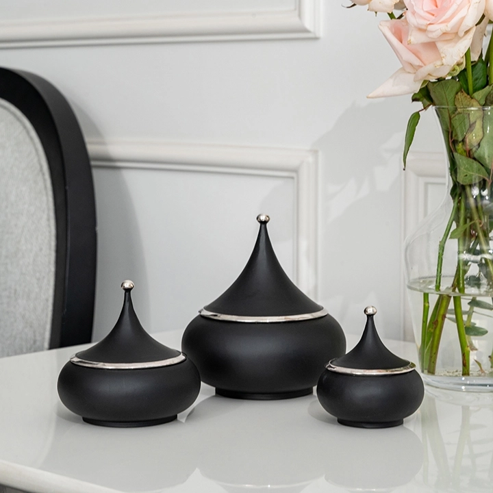 Rotating view highlighting the box's features