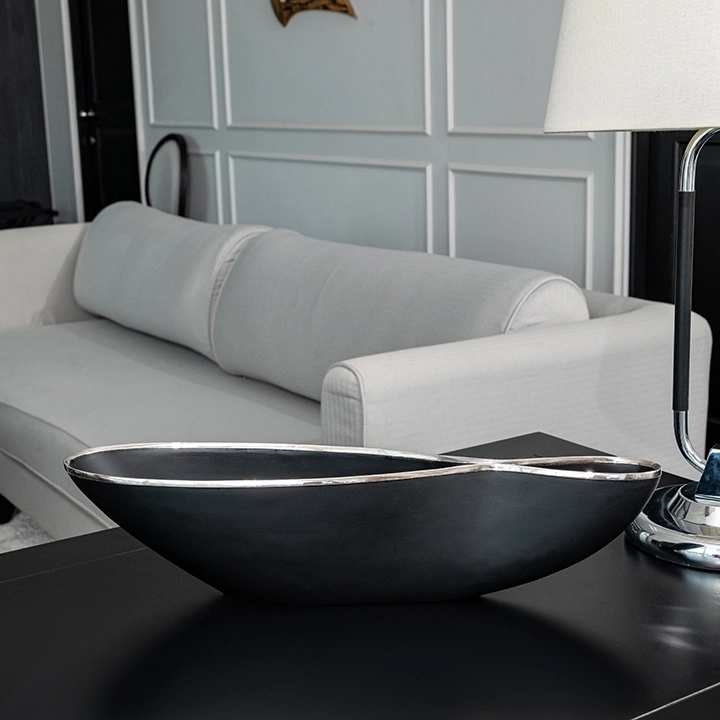 Rotating view highlighting the bowl's features.