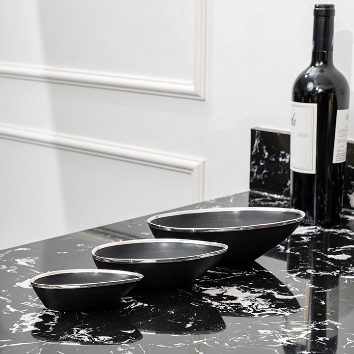 Rotating view highlighting the bowl's features.