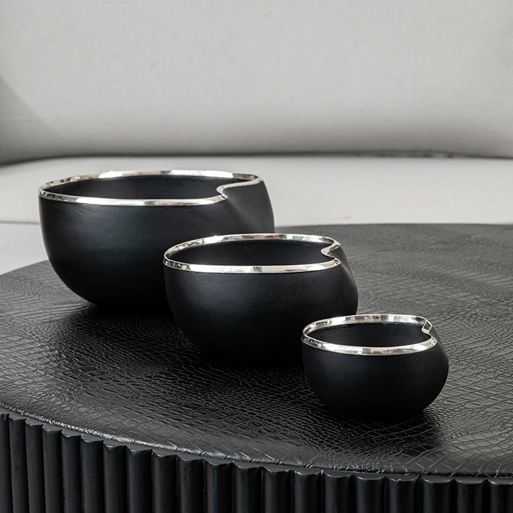 Rotating view highlighting the bowl's features.