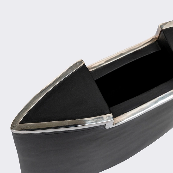 Rotating view highlighting the vase's features.