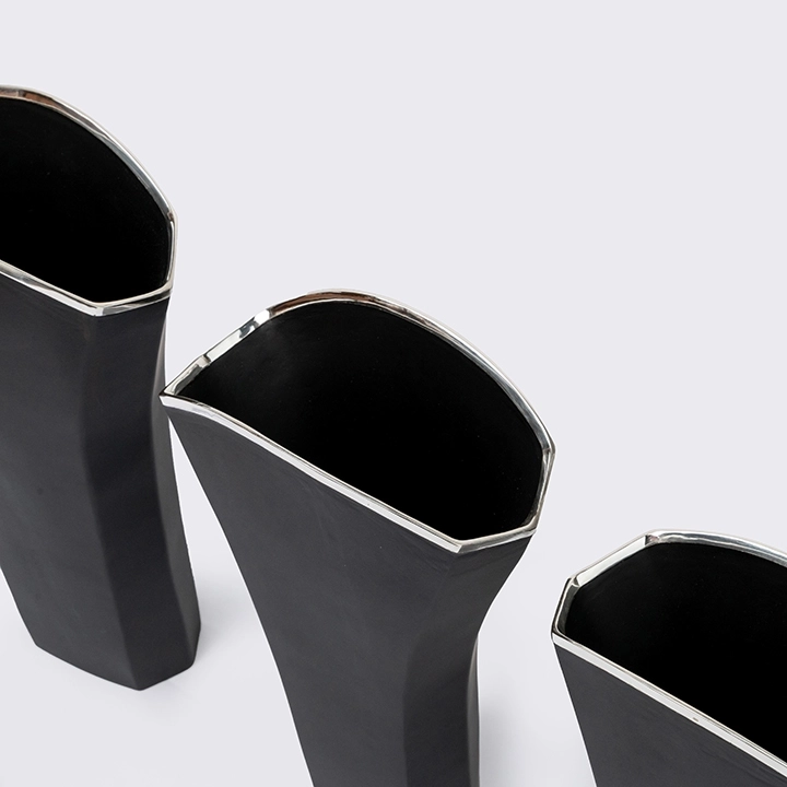 Rotating view highlighting the vase's features.