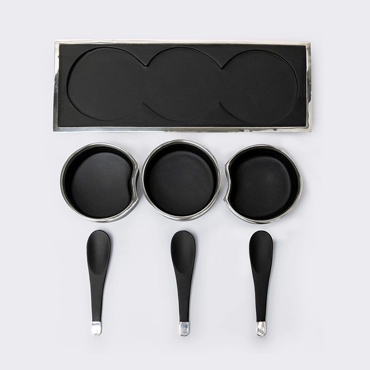 Rotating view highlighting the condiment's features