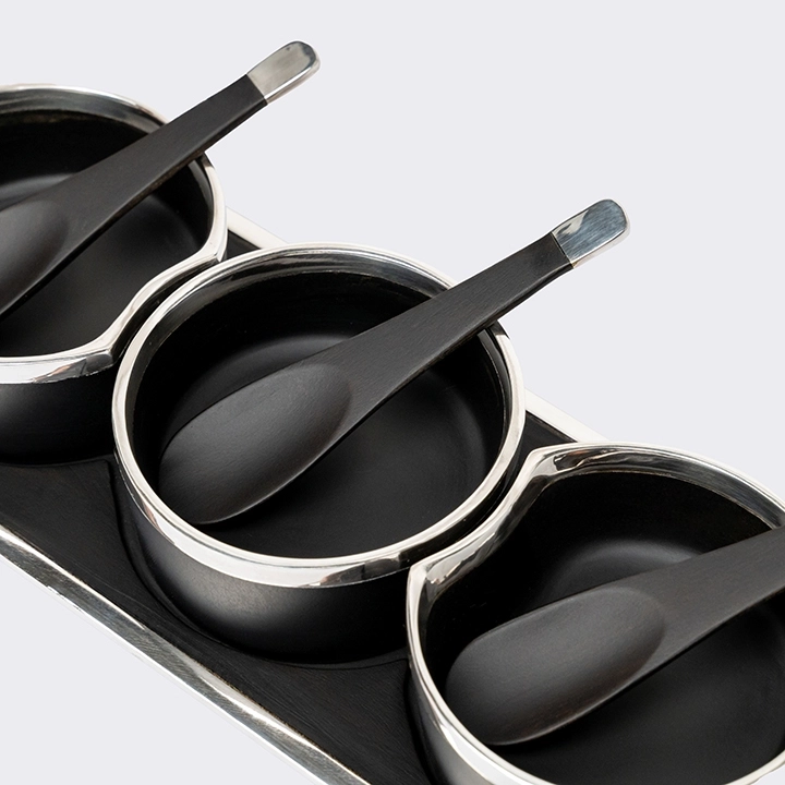 Rotating view highlighting the condiment's features