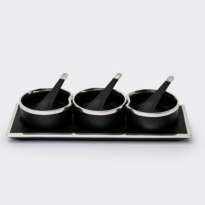 Rotating view highlighting the condiment's features