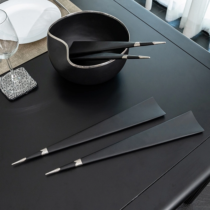 Rotating view highlighting the server's features