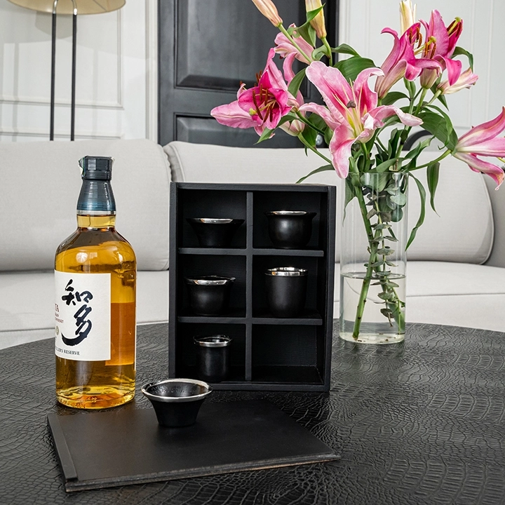 Rotating view highlighting the sake cups's features