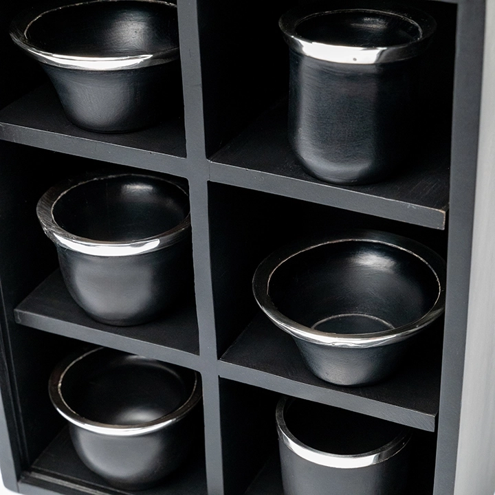 Rotating view highlighting the sake cups's features