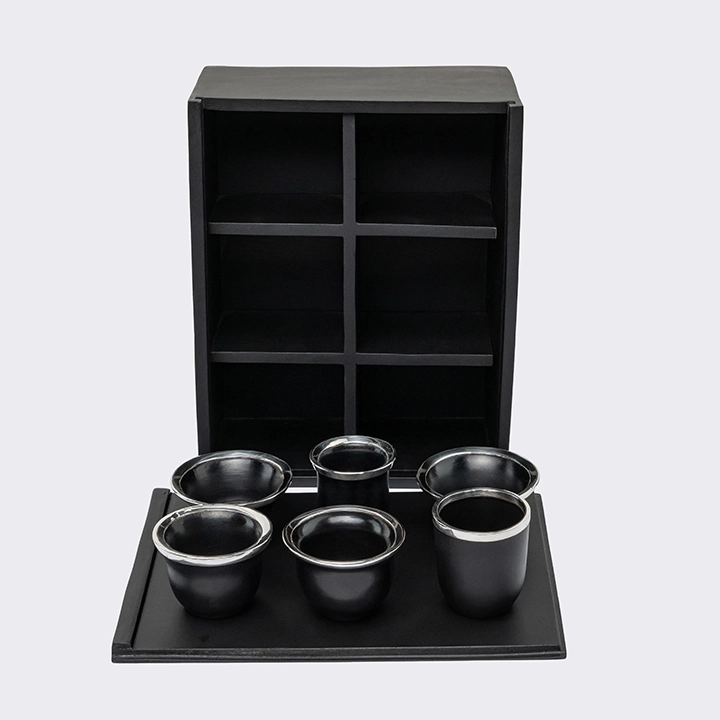 Rotating view highlighting the sake cups's features