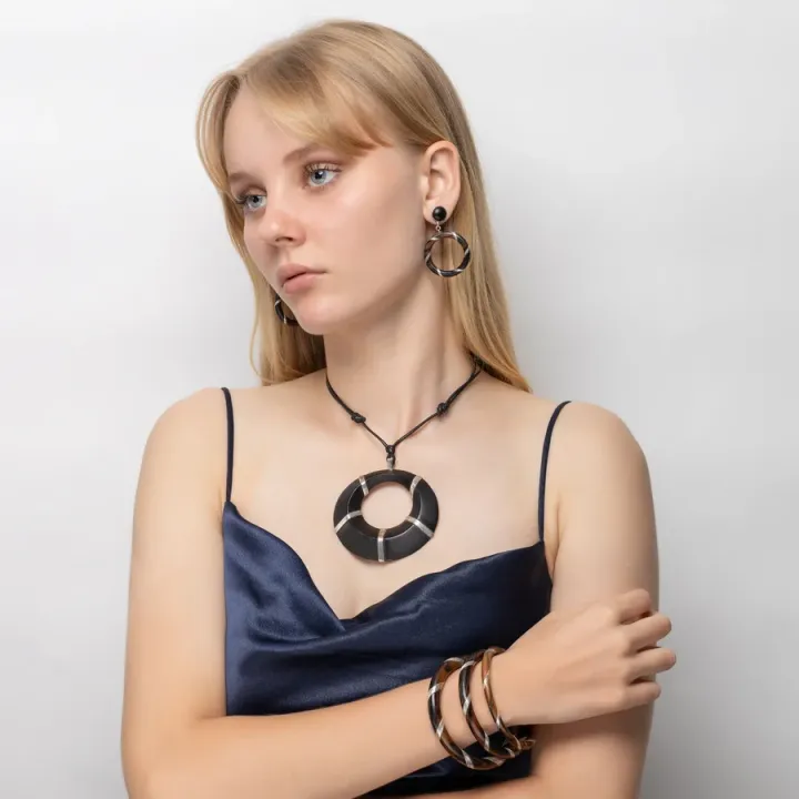 Image showcasing the necklace in use 