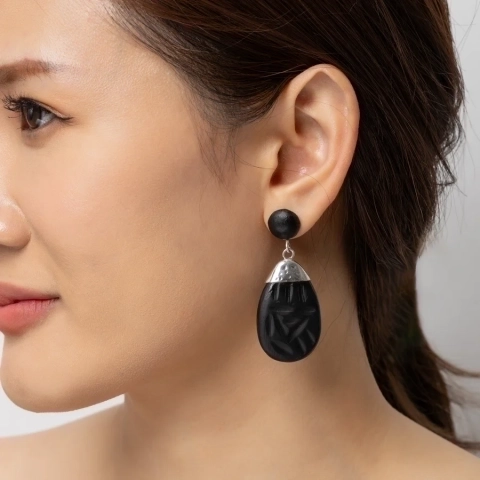 Image showcasing the earring in use 